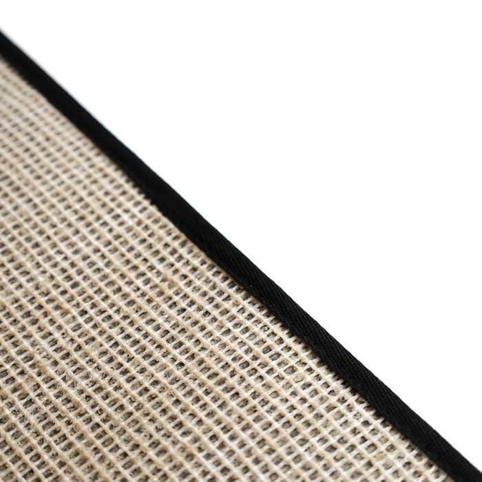 Matta hatthylla svart textil, kantad i svart.