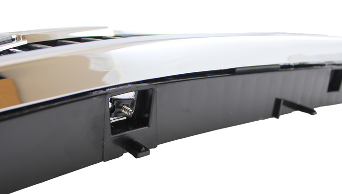 Grill 240 86- krom/svart med emblem